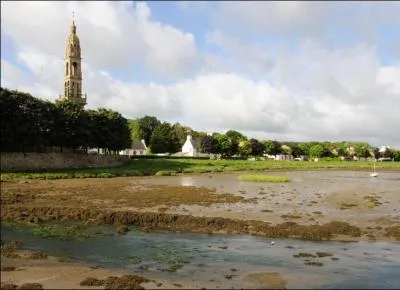 Pittoresque village du Finistre, entre la mer et la terre, reliant la presqu'le de Crozon aux sauvages landes des monts d'Arre, o vous assisterez en juillet au festival de musique et danses bretonnes  Noz An Ster Goz , je suis :