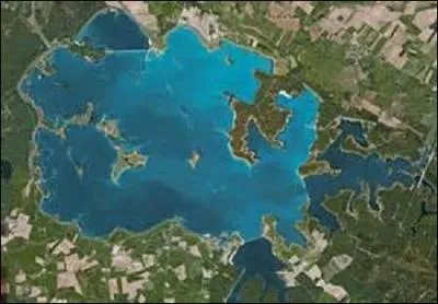 J'héberge aussi, à part "la Montagne de Reims" et son parc naturel régional, le vignoble champenois, la Forêt d'Argonne, les marais de Saint-Gond et le Lac du Der-Chantecoq qui est le plus grand lac artificiel d'Europe. Mais quelle est sa superficie ?
