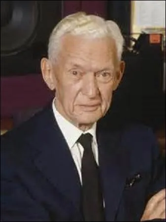 Né à Reims en 1907, homme politique, je passe de la collaboration à la France libre en 1943. Devenu ministre des Affaires étrangères sous René Coty puis sous Charles de Gaulle, je deviens aussi sous la présidence de ce dernier ministre de l'Économie et des Finances et Premier ministre du 10 juillet 1968 au 20 juin 1969. Je disparais à Paris en 1999, je me nomme :