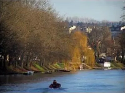 Je dois mon nom à la rivière qui me traverse du sud-est à l'ouest. Cette dernière est la plus longue de France, mais qu'elle est sa longueur ?