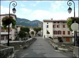 Nous traversons la commune languedocienne de Quillan. Nous nous situons dans le dpartement ...