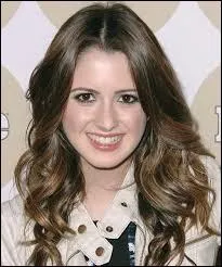 Laura Marano est :