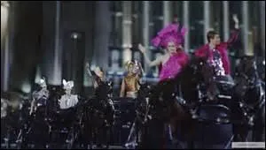 Que porte Kathniss pendant la parade ?