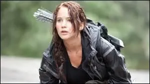 De quelle arme Kathniss se sert-elle le mieux ?