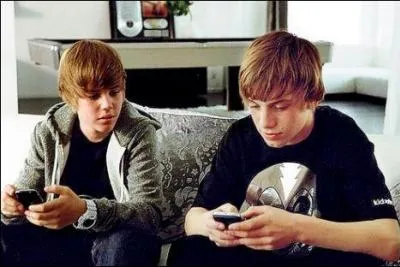 Pour quelle application Iphone Justin fait-il la promotion ?