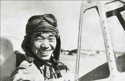 Saburo Sakai était un pilote de chasse japonais pendant la 2e Guerre mondiale. Il fut grièvement blessé au-dessus de Guadalcanal en 1945. Que lui est-il arrivé ?