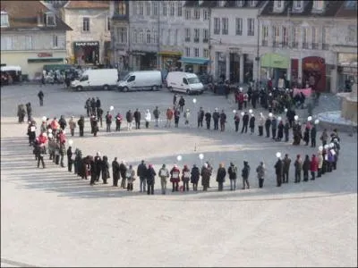 Comment appelle-t-on ce mouvement lanc en 2007, qui consiste en un rassemblement silencieux destin  protester comme l'enfermement des personnes sans papier, en France ?