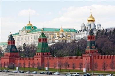 Quelle ancienne résidence des tsars est connue pour ses murs rouges ?