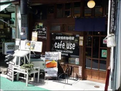  Entra une vieille femme rabougrie, vtue des plus criards oripeaux . Qu'entend-on par  oripeaux  ?