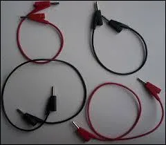 Pour réaliser un circuit permettant d'allumer une lampe, dois-je obligatoirement disposer de fils de connexion ?