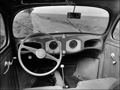 C'est le plus ancien des modles de ce quiz. Il fut produit pendant la guerre 39/45 et pendant plusieurs dizaines d'annes aprs. Quel est ce tableau de bord, ici, dans sa version originale ?