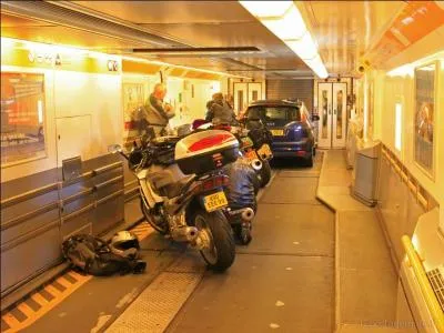 Si vous passez avec votre voiture , vous restez dans celle ci pendant la traverse.