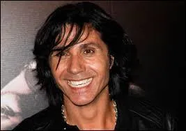 Comment s'appelle ce chanteur ?