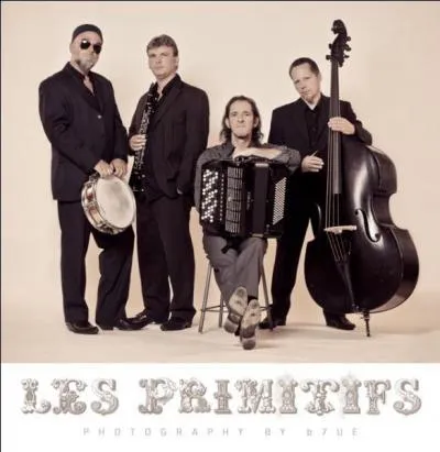 J'admets que cette photo nous ramne loin en arrire, mais c'est ce que j'ai trouv de mieux pour vous rappeler le nom de ce chanteur un peu djant, mais tellement sympathique !