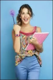 Sur cette photo, pour quoi Martina fait-elle de la pub ?