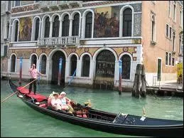 D'aprs lui, cette ville est triste, surtout au temps des amours mortes, moi je ne trouve pas, qu'en pensez-vous ?