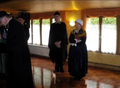 Si vous ne trouvez pas le nom du chanteur ... ou de la chanteuse, alors celle-l, elle est bien bonne !