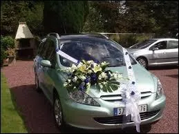 En fleuristerie, comment appelle-t-on cette composition florale que l'on installe sur le capot de la voiture des maris ?