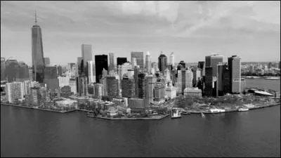 Un monument de style moderne se trouve dans le parc de Flushing Meadows. Quel est ce monument, construit pour la foire internationale 1964-1965 et qui se compose de trois anneaux ?