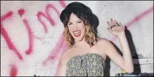 Pour quelle marque pose t'elle ?