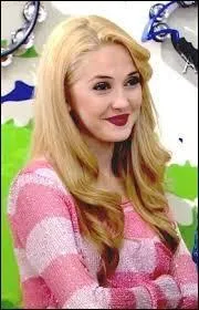 Mercedes a d faire une chose pour faire partie de  Violetta , quelle est cette chose ? 