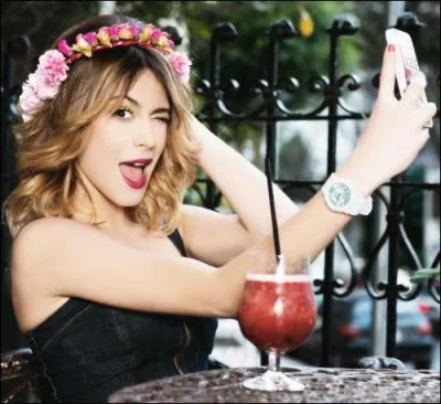 Elle joue du piano et apprend la guitare :