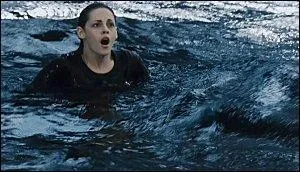 Qui sauve Bella de la noyade ?