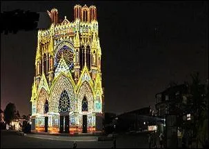 La petite bière de la première question vous a ouvert la conscience, mais voilà la question qui sera douce à votre palais ! 
Qu'appelle-t-on "Croquignoles" à Reims ?