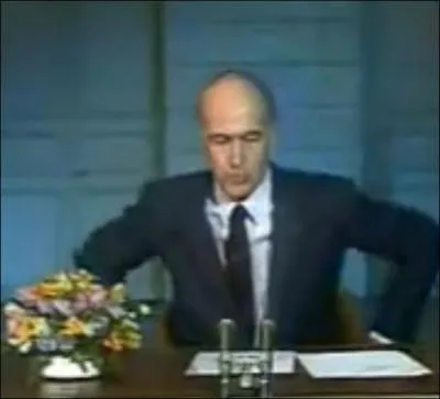 Mais, comme l'explique un ex assis sur ses lauriers et volcans &eacute;teints : "Anchois Badabe, Mouchoirs Badeboiselle, France-Soir Monsieur (plop ! ), la France est en d&eacute;cadence ! " Mais pourquoi, grands dieux ?