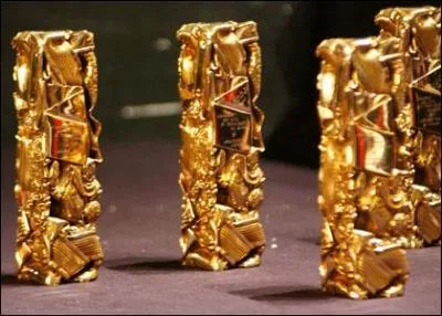 Je vous demande toute votre attention, soyez bien prsents !