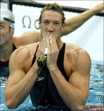 Connu pour absorber 8000 kilocalories par jour, il a battu les records du 50 et 100m nage libre. Qui est-il ?