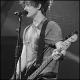 De quel instrument autre que la guitare sait-il jouer ?