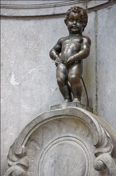 Il s'agit d'une statue de bronze intitule  Le Manneken Pis . Dans quelle ville belge se trouve-t-il ?