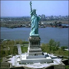 Je suis bien videmment la statue de la Libert  New-York, mais sur quelle le suis-je ?