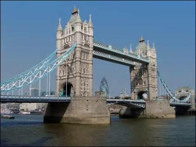 Voici le  Tower Bridge , mais dans quelle ville se trouve ce pont ?