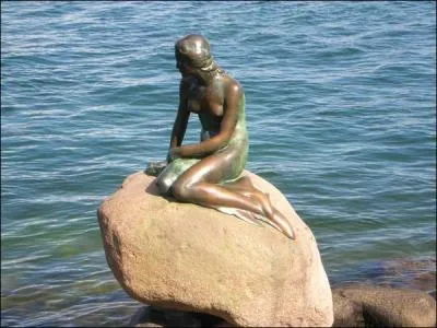Voici maintenant une statue nomme  La petite sirne , dans quel pays europen est-elle situe ?