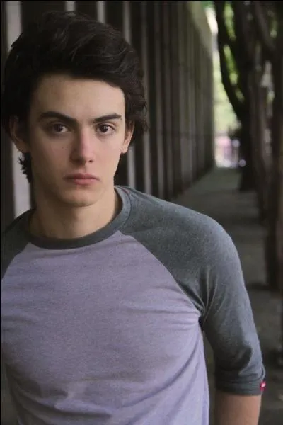 Comment s'appelle l'ami de Diego et le petit copain de Francesca ? Et qui joue son rle ?