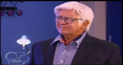 Comment s'appelle le propritaire du studio ? Et qui joue son rle ?