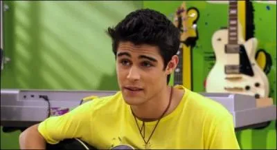 Comment s'appelle le garçon espagnol qui a été le premier amour de Violetta et qui faisait partie de la première saison et qui revient dans la troisième saison ? Et qui joue son rôle ?