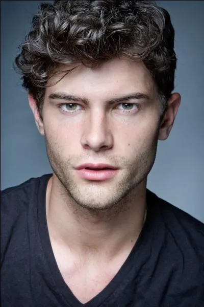 Comment s'appelle l'ami d'enfance de Ludmilla et avec qui elle a un plan pour renvoyer Violetta du studio ? Et qui joue son rle ?