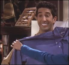 Pourquoi Monica cherche-t-elle une chemise de couleur pour Ross ?