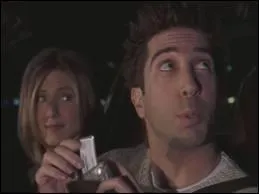Encore une scène très drôle : Ross conduit la Porsche que son père a offert à Monica, mais se fait arrêter pour vitesse trop... faible ! Que fait-il ?