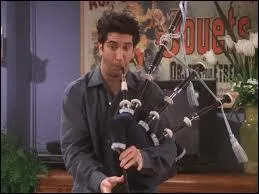Encore une scène inoubliable, lors de laquelle Ross se met soudainement à jouer de la cornemuse, d'une façon atroce ! Pour quel motif s'éprend-il de cet instrument ?