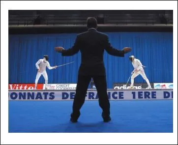 Que dit l'arbitre pour commencer un combat ?