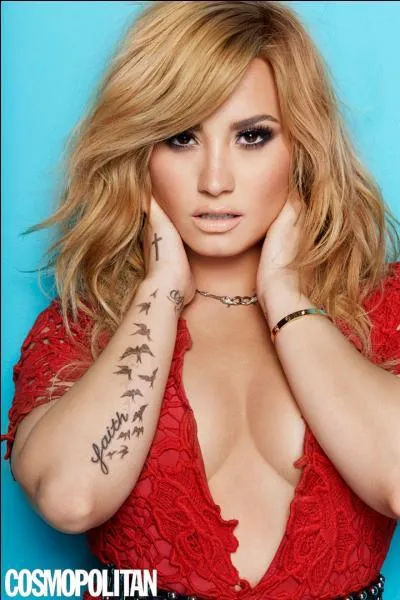 Quels deux mots sont tatous sur les poignets de Demi ?