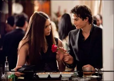 Elena va-t-elle tomber amoureuse de Damon ?