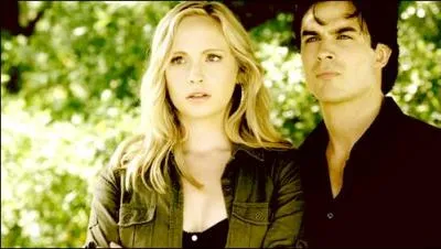 Damon est-il sorti avec Caroline ?