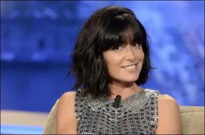 Elle participe aussi  une association trs populaire et soutenue. Laquelle ?