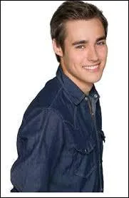 Dans la saison 2, que fait Violetta pour convaincre Len de venir  la fte de You Mix ?