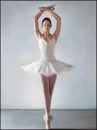 Une fille de 11 ans veut entrer dans la prestigieuse cole de Paris. Quelle taille minimum doit-elle faire ?